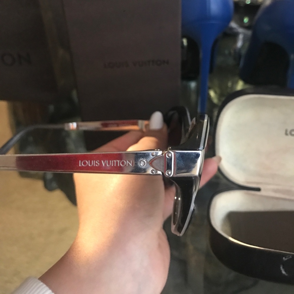 Authentic LV sunglasses - Picture 6 of 8